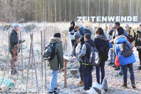 Schüler*innen pflanzen einen Baum an der Zeitenwende